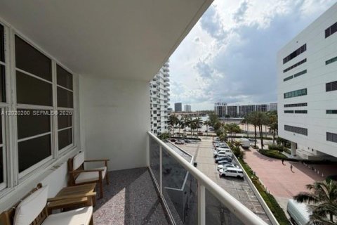 Apartamento en alquiler en Hollywood, Florida, 1 dormitorio, 84.17 m2 № 2085014 - foto 2