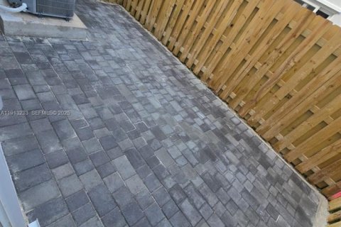 House in Florida City, Florida 3 bedrooms, 127.83 sq.m. № 1969345 - photo 30