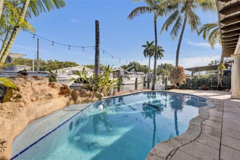 House in Dania Beach, Florida 3 bedrooms, 171.78 sq.m. № 2045001 - photo 2