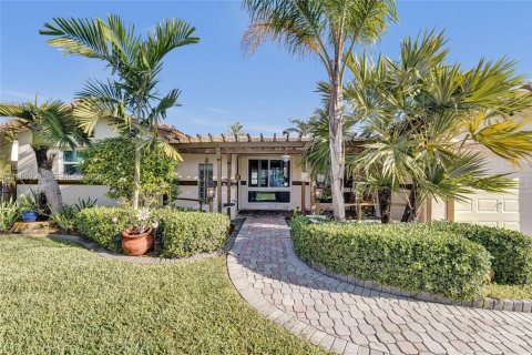 House in Dania Beach, Florida 3 bedrooms, 171.78 sq.m. № 2045001 - photo 8