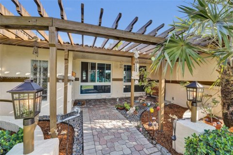 House in Dania Beach, Florida 3 bedrooms, 171.78 sq.m. № 2045001 - photo 9