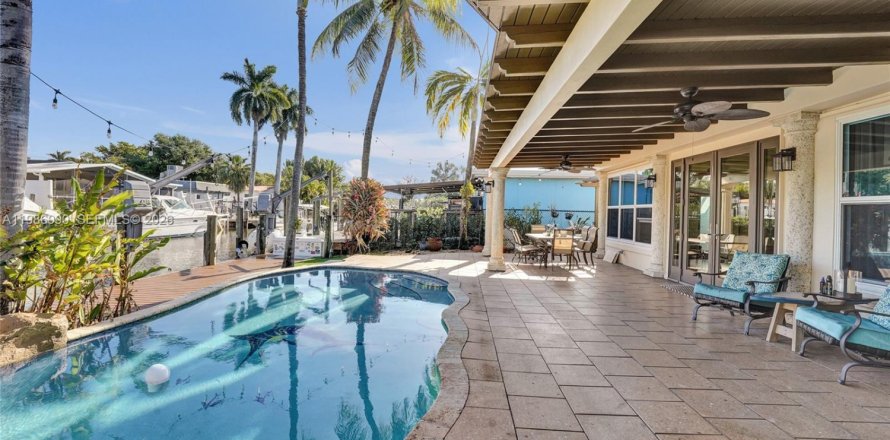 House in Dania Beach, Florida 3 bedrooms, 171.78 sq.m. № 2045001