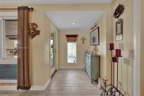 House in Dania Beach, Florida 3 bedrooms, 171.78 sq.m. № 2045001 - photo 12