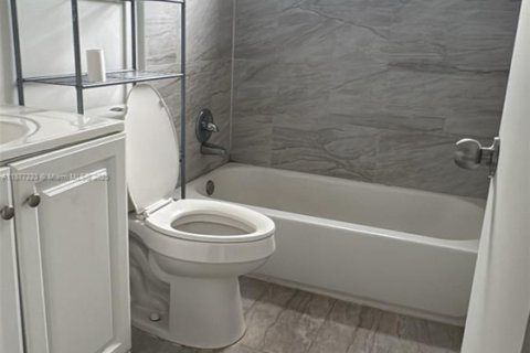 Condominio en alquiler en Oakland Park, Florida, 2 dormitorios, 61.22 m2 № 1923931 - foto 3