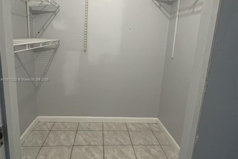 Condominio en alquiler en Oakland Park, Florida, 2 dormitorios, 61.22 m2 № 1923931 - foto 5