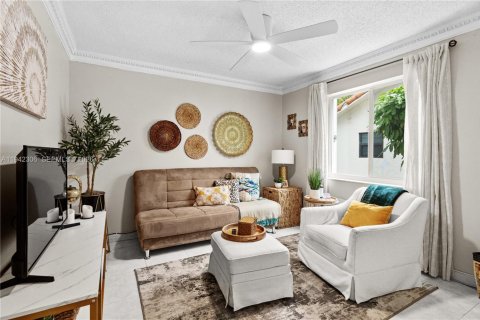 House in Miami, Florida 4 bedrooms, 214.14 sq.m. № 2000976 - photo 19