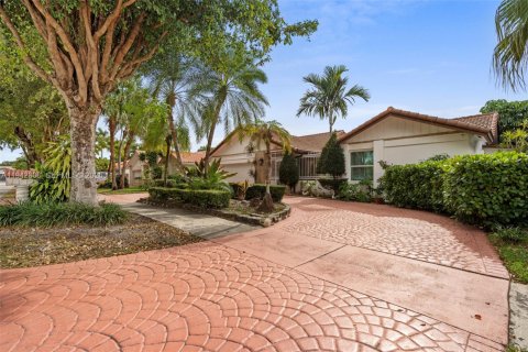 House in Miami, Florida 4 bedrooms, 214.14 sq.m. № 2000976 - photo 2