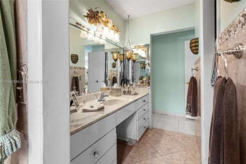 House in Miami, Florida 4 bedrooms, 214.14 sq.m. № 2000976 - photo 24