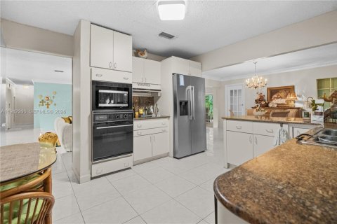 House in Miami, Florida 4 bedrooms, 214.14 sq.m. № 2000976 - photo 16