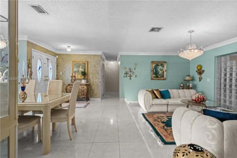 House in Miami, Florida 4 bedrooms, 214.14 sq.m. № 2000976 - photo 9