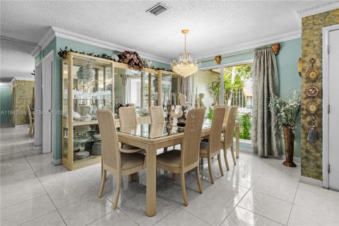 House in Miami, Florida 4 bedrooms, 214.14 sq.m. № 2000976 - photo 12