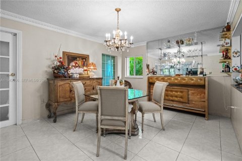 House in Miami, Florida 4 bedrooms, 214.14 sq.m. № 2000976 - photo 13