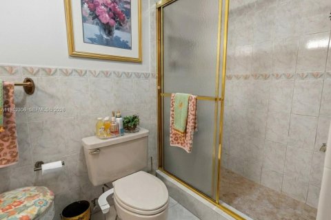 House in Miami, Florida 4 bedrooms, 214.14 sq.m. № 2000976 - photo 25