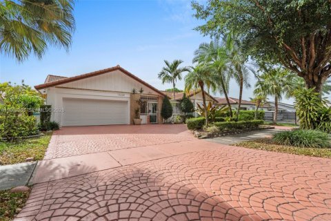 House in Miami, Florida 4 bedrooms, 214.14 sq.m. № 2000976 - photo 1