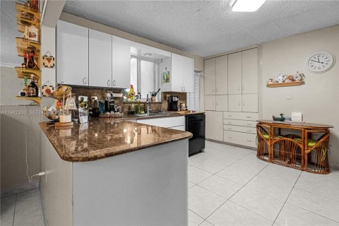 House in Miami, Florida 4 bedrooms, 214.14 sq.m. № 2000976 - photo 15