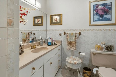 House in Miami, Florida 4 bedrooms, 214.14 sq.m. № 2000976 - photo 26