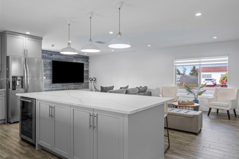 House in Miami, Florida 3 bedrooms, 111.67 sq.m. № 2062079 - photo 9