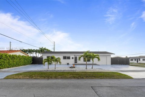 House in Miami, Florida 3 bedrooms, 111.67 sq.m. № 2062079 - photo 2