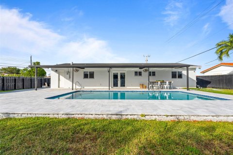 House in Miami, Florida 3 bedrooms, 111.67 sq.m. № 2062079 - photo 29