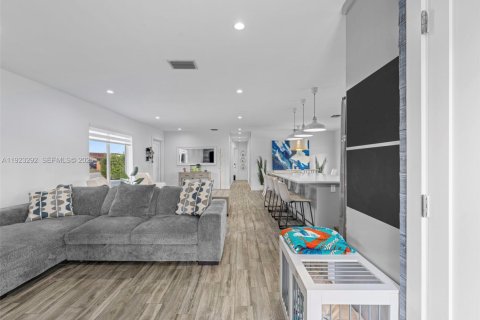 House in Miami, Florida 3 bedrooms, 111.67 sq.m. № 2062079 - photo 15