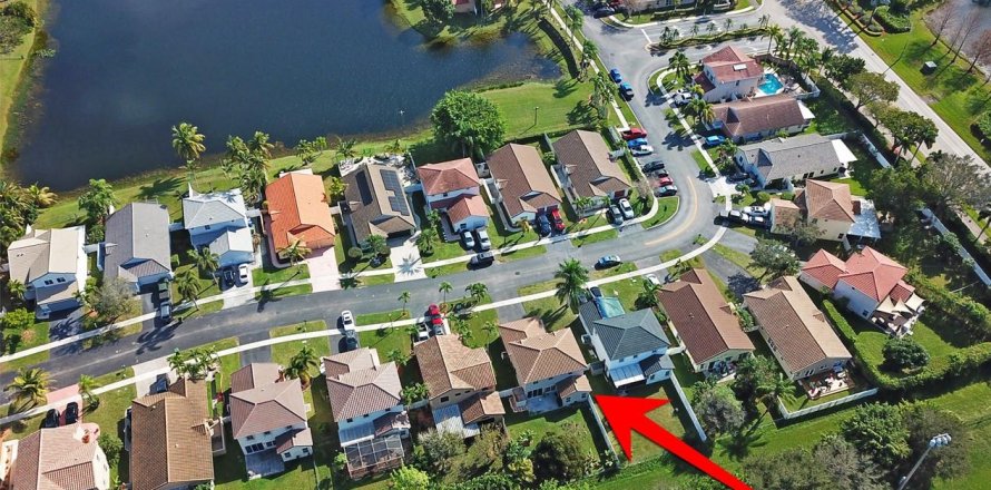 House in Pembroke Pines, Florida 3 bedrooms, 190.26 sq.m. № 996041