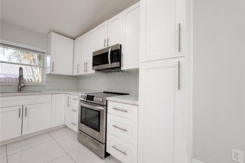 House in Miami, Florida 4 bedrooms, 210.24 sq.m. № 2180471 - photo 11