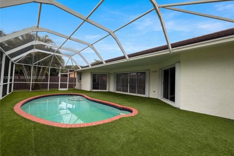 House in Miami, Florida 4 bedrooms, 210.24 sq.m. № 2180471 - photo 24