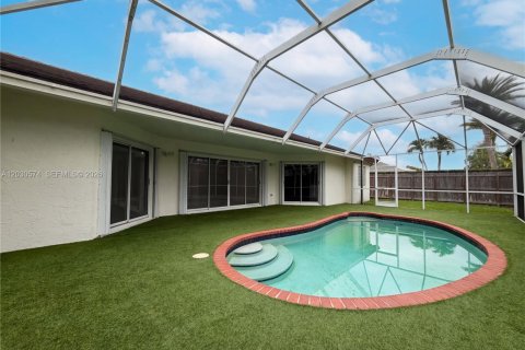 House in Miami, Florida 4 bedrooms, 210.24 sq.m. № 2180471 - photo 5