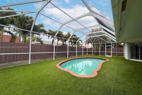 House in Miami, Florida 4 bedrooms, 210.24 sq.m. № 2180471 - photo 23