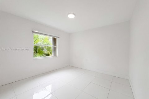 House in Miami, Florida 4 bedrooms, 210.24 sq.m. № 2180471 - photo 17