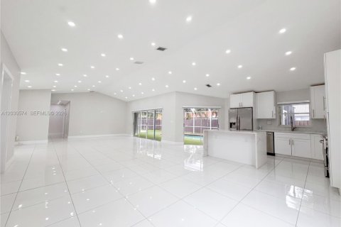 House in Miami, Florida 4 bedrooms, 210.24 sq.m. № 2180471 - photo 8