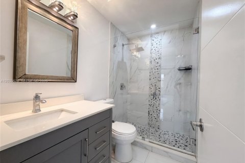 House in Miami, Florida 4 bedrooms, 210.24 sq.m. № 2180471 - photo 15