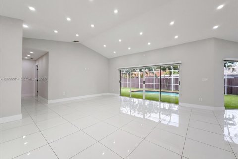 House in Miami, Florida 4 bedrooms, 210.24 sq.m. № 2180471 - photo 3