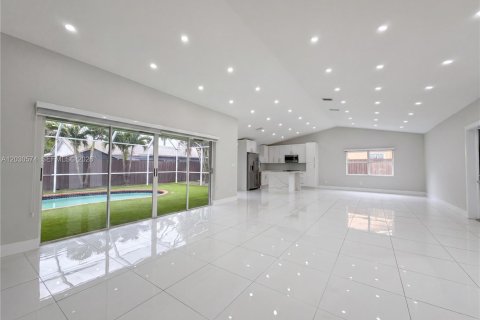 House in Miami, Florida 4 bedrooms, 210.24 sq.m. № 2180471 - photo 6
