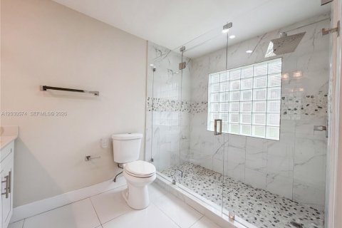 House in Miami, Florida 4 bedrooms, 210.24 sq.m. № 2180471 - photo 13