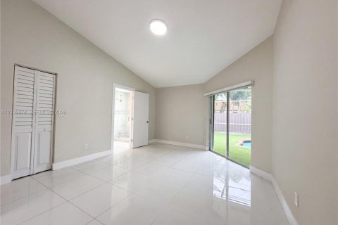 House in Miami, Florida 4 bedrooms, 210.24 sq.m. № 2180471 - photo 4