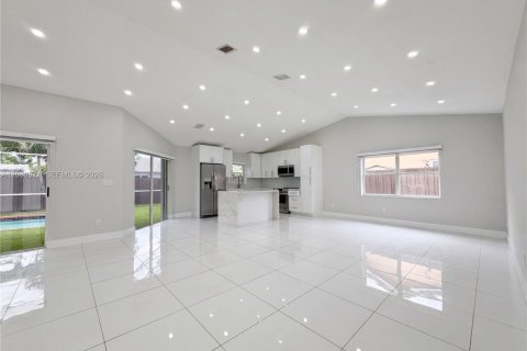 House in Miami, Florida 4 bedrooms, 210.24 sq.m. № 2180471 - photo 7