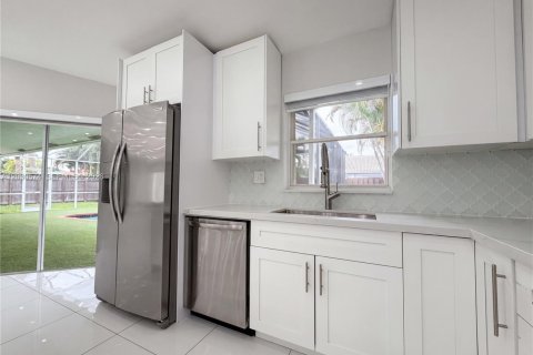 House in Miami, Florida 4 bedrooms, 210.24 sq.m. № 2180471 - photo 2