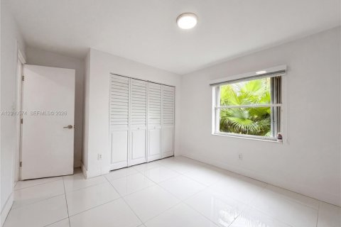 House in Miami, Florida 4 bedrooms, 210.24 sq.m. № 2180471 - photo 18