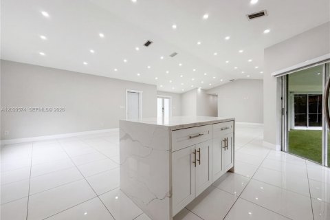 House in Miami, Florida 4 bedrooms, 210.24 sq.m. № 2180471 - photo 10