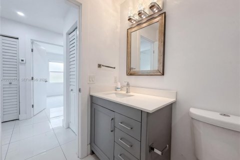 House in Miami, Florida 4 bedrooms, 210.24 sq.m. № 2180471 - photo 14