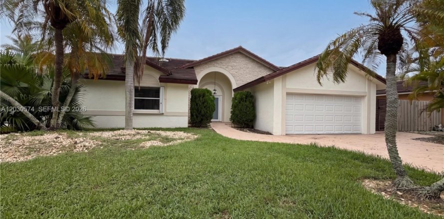House in Miami, Florida 4 bedrooms, 210.24 sq.m. № 2180471