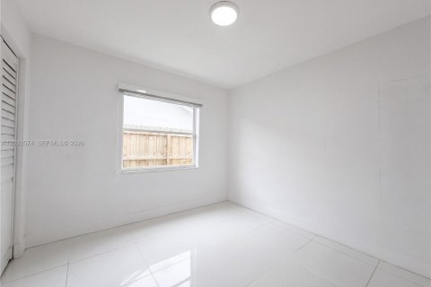 House in Miami, Florida 4 bedrooms, 210.24 sq.m. № 2180471 - photo 16