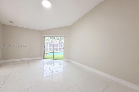 House in Miami, Florida 4 bedrooms, 210.24 sq.m. № 2180471 - photo 9