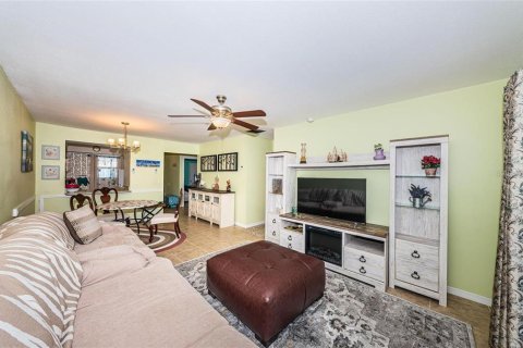 Condo in Saint Petersburg, Florida, 2 bedrooms  № 2197859 - photo 8