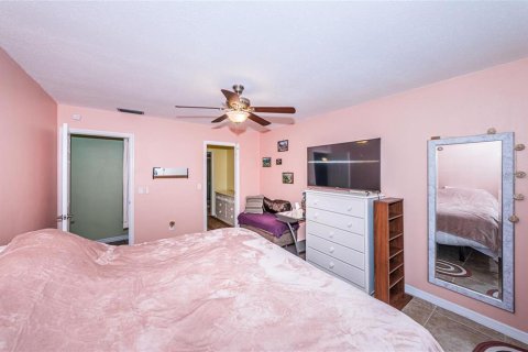 Condo in Saint Petersburg, Florida, 2 bedrooms  № 2197859 - photo 23