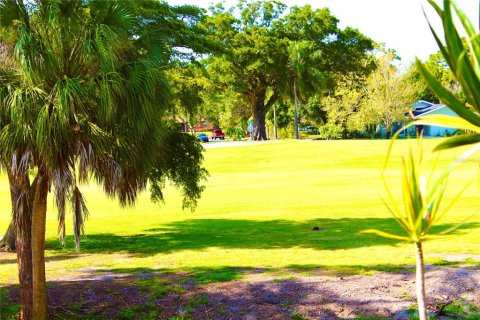 Condo in Saint Petersburg, Florida, 2 bedrooms  № 2197859 - photo 13