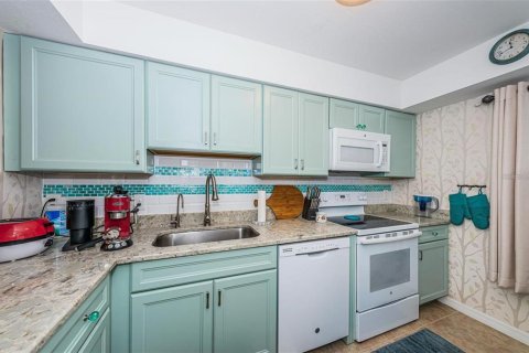 Condo in Saint Petersburg, Florida, 2 bedrooms  № 2197859 - photo 18