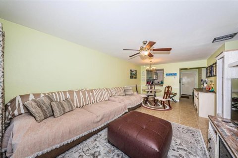Condo in Saint Petersburg, Florida, 2 bedrooms  № 2197859 - photo 7