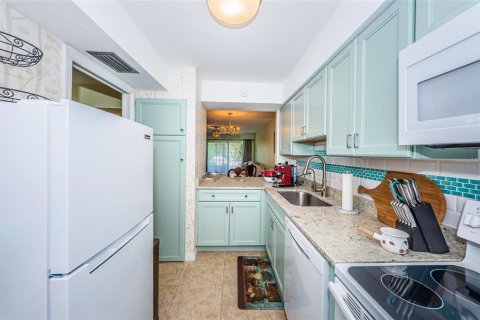 Condo in Saint Petersburg, Florida, 2 bedrooms  № 2197859 - photo 15